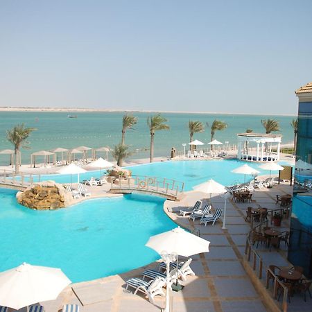 אל חור Tio Sea Resort מראה חיצוני תמונה The pool at the Grand Hotel