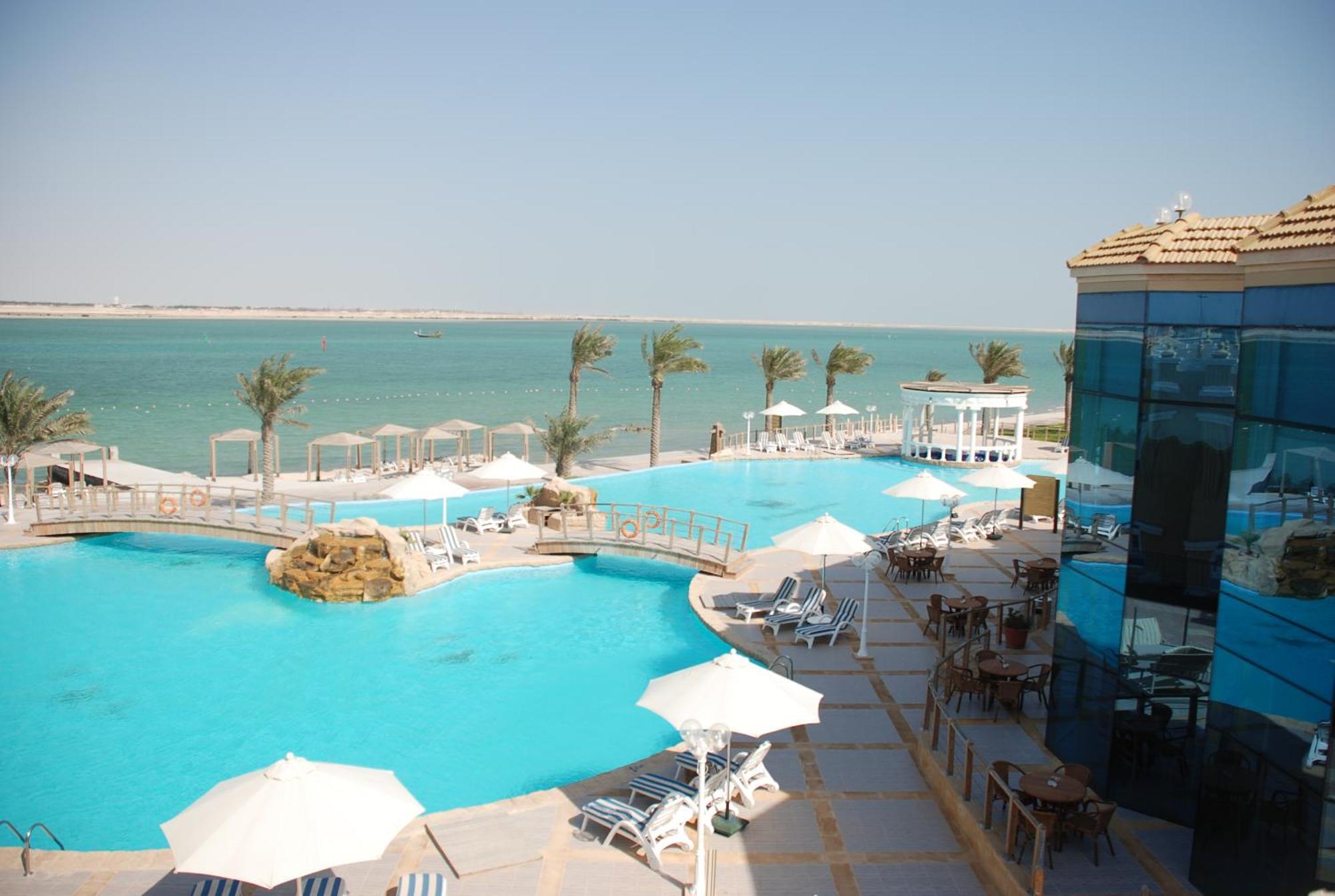 אל חור Tio Sea Resort מראה חיצוני תמונה The pool at the Grand Hotel