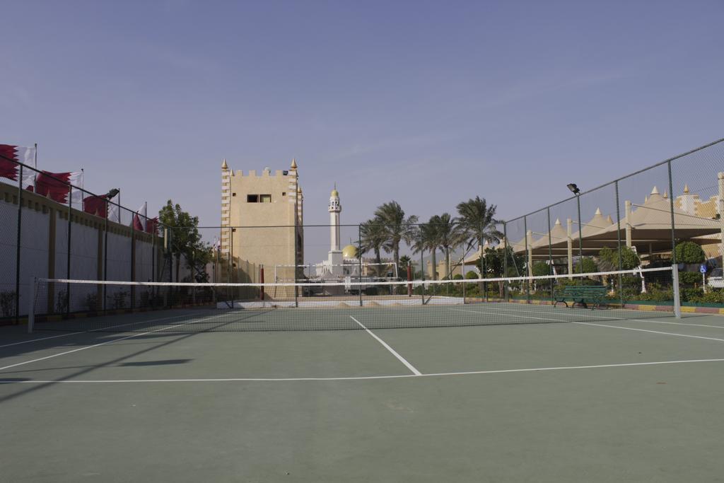 אל חור Tio Sea Resort מראה חיצוני תמונה Tennis courts at the resort