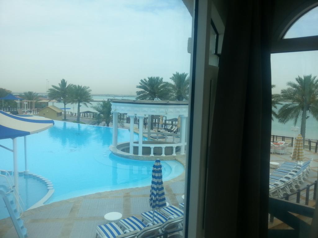 אל חור Tio Sea Resort מראה חיצוני תמונה View of the pool at the Al Khobar Hilton
