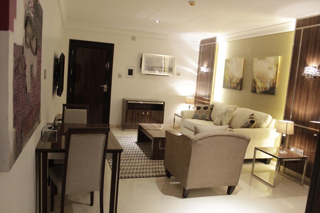 אל חור Tio Sea Resort מראה חיצוני תמונה A living room in a typical apartment