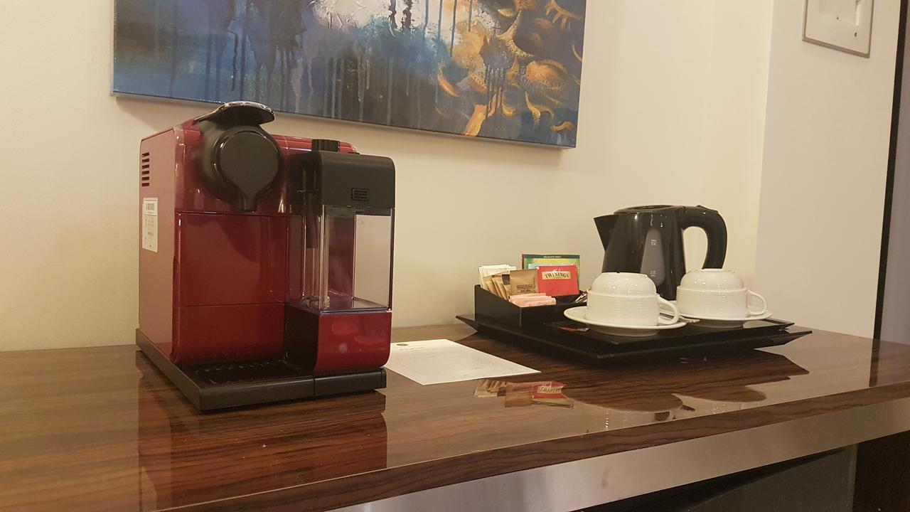אל חור Tio Sea Resort מראה חיצוני תמונה A Nespresso coffee machine in a hotel room