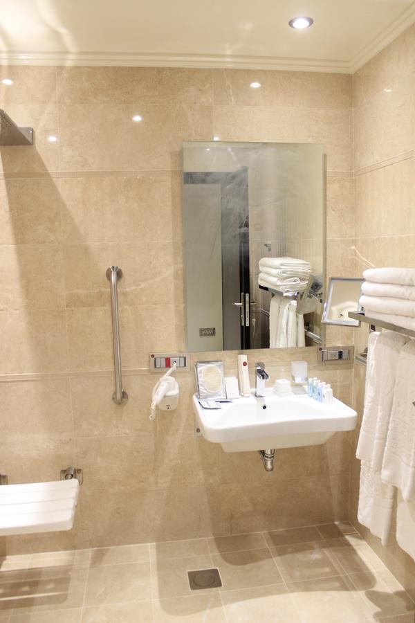 אל חור Tio Sea Resort מראה חיצוני תמונה Bathroom in a hotel room