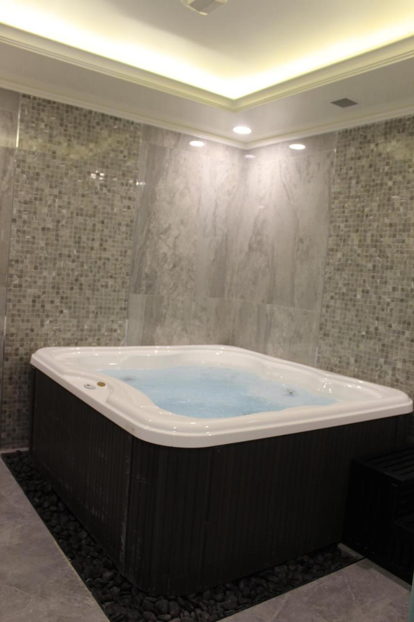 אל חור Tio Sea Resort מראה חיצוני תמונה A hot tub