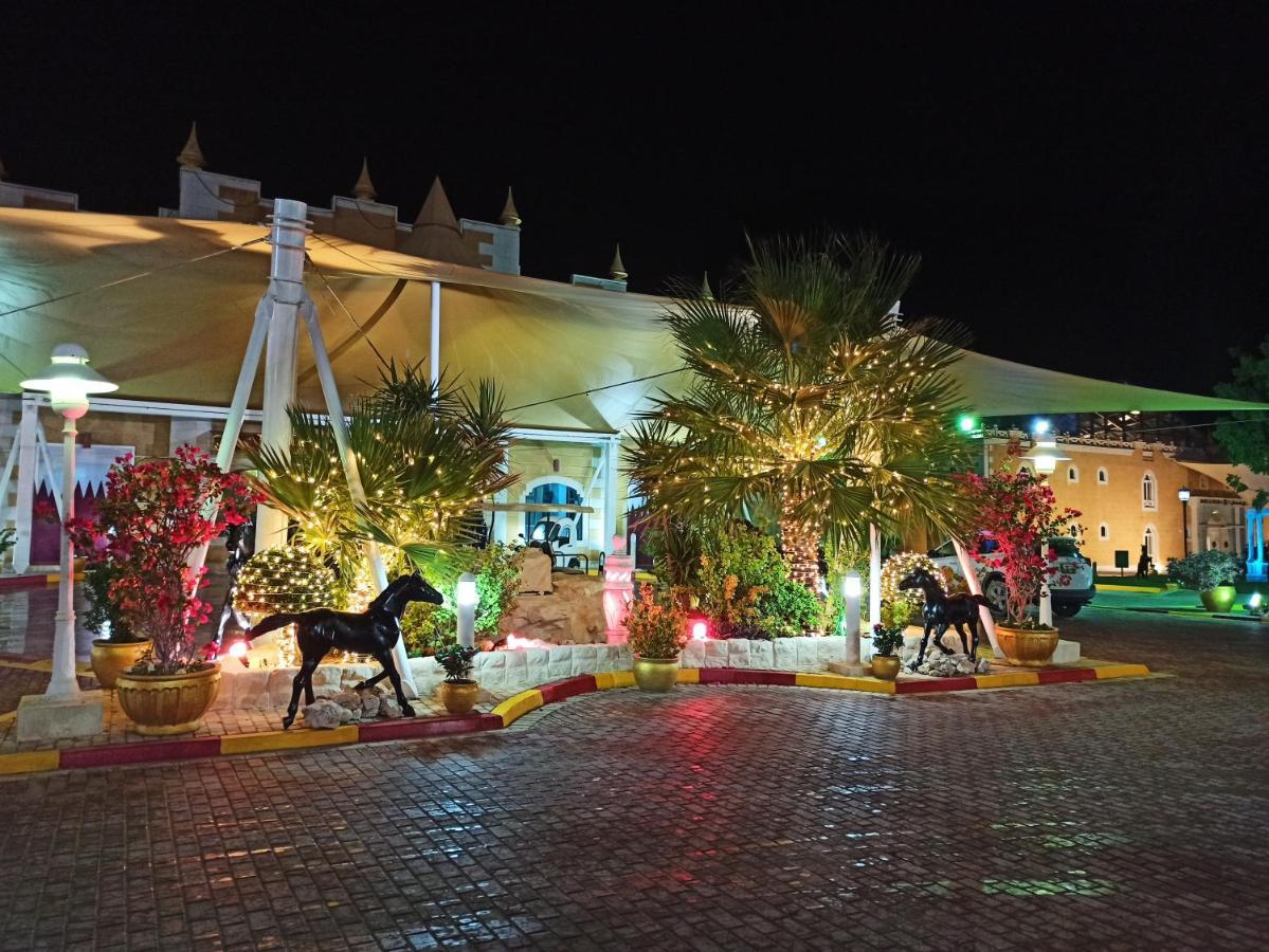 אל חור Tio Sea Resort מראה חיצוני תמונה Al Shaqab at night